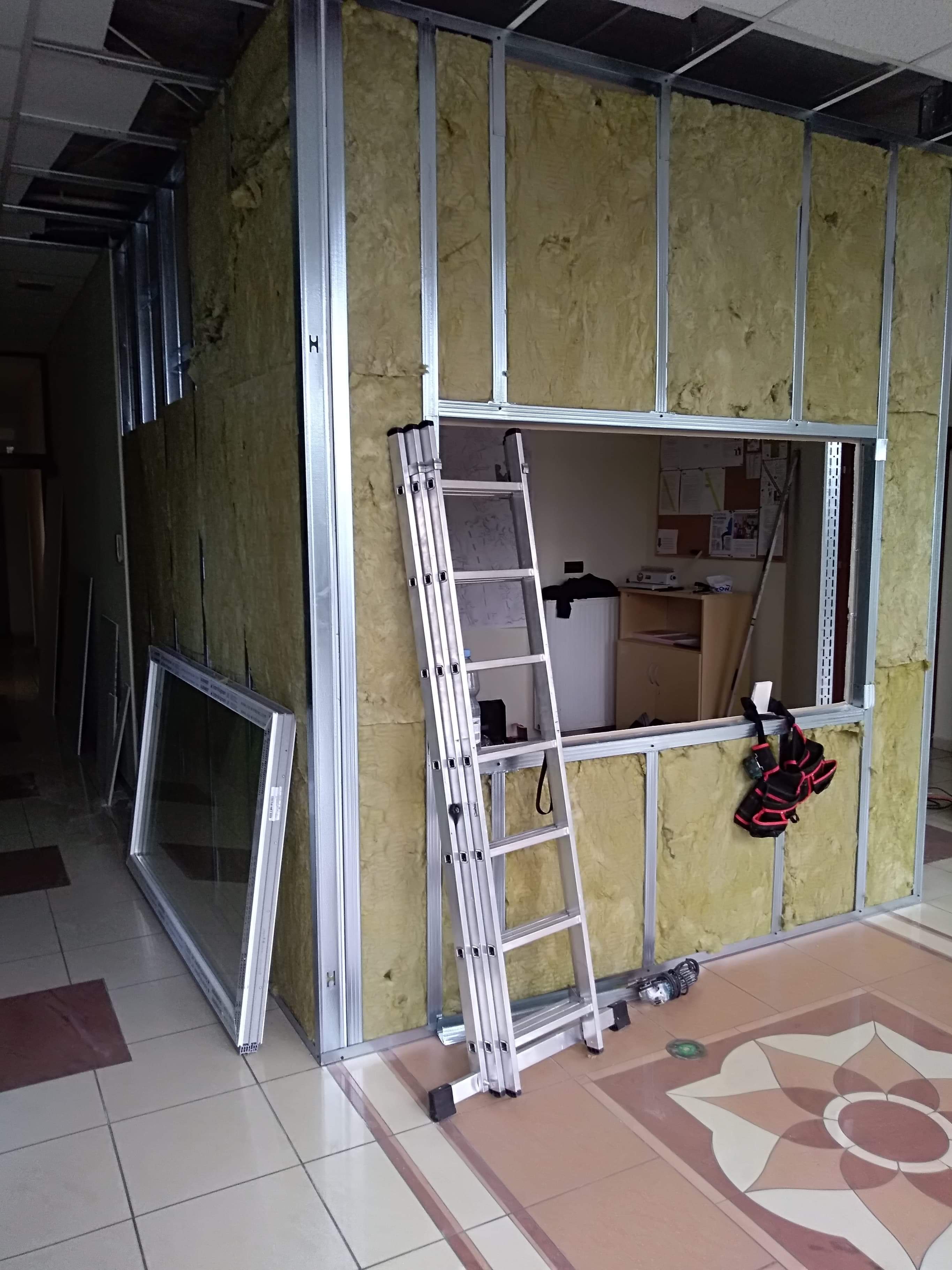 Również wykonujemy pewne i szybie prace przy ocieplaniu w środku jak i na zewnątrz budynku (min elewacje)