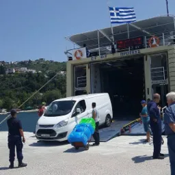 bus dostawczy o powierzchni ładunkowej 300x130x160