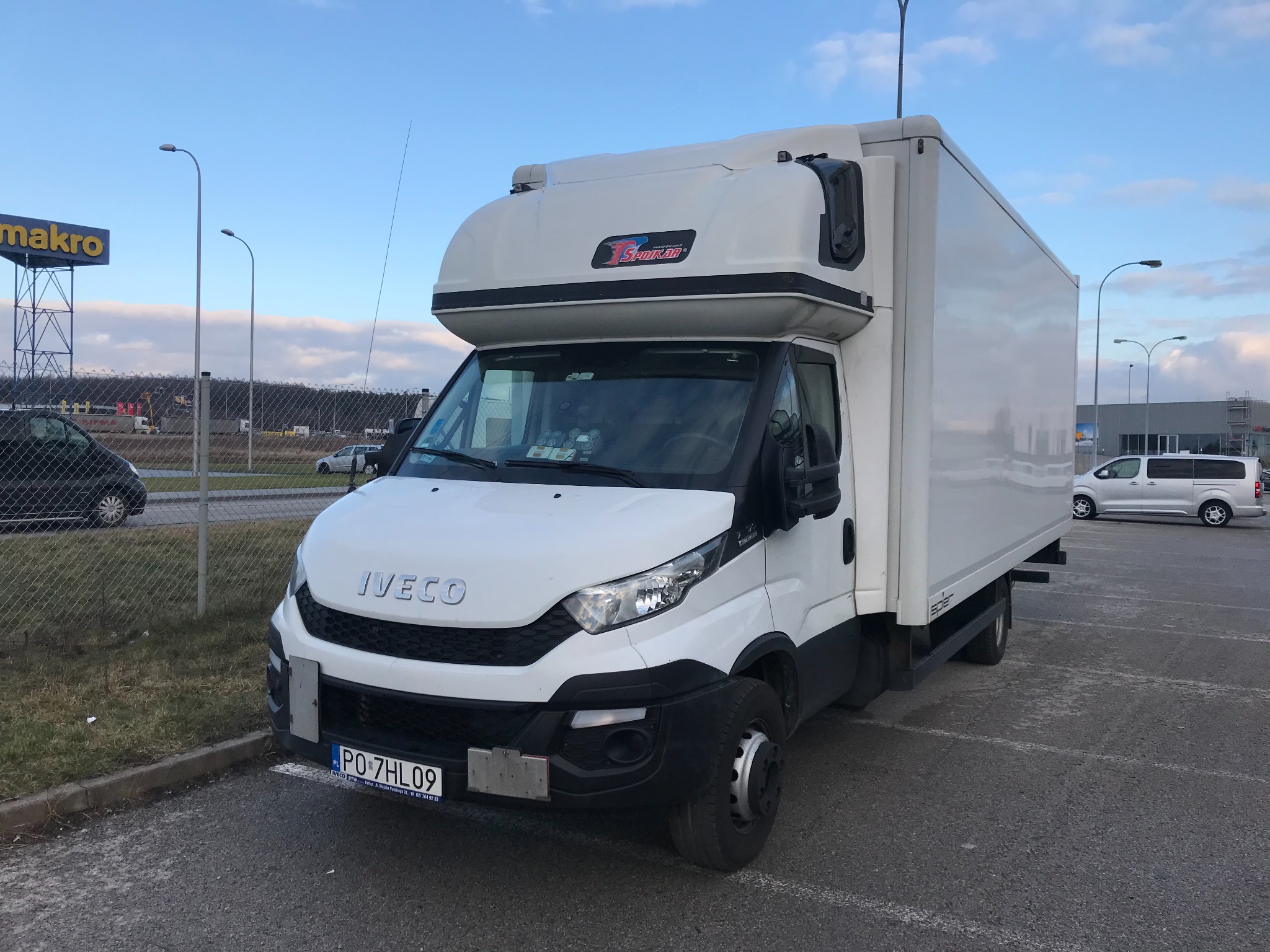 ciężarówka o sztywnej zabudowie i powierzchni ładunkowej 610x245x234 z windą załadowczą o udźwigu 1000kg
