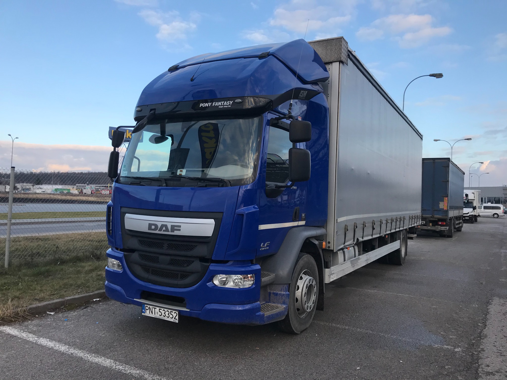 ciężarówka o powierzchni ładownej 910x245x260 z windą załadowczą o udźwigu 1500kg