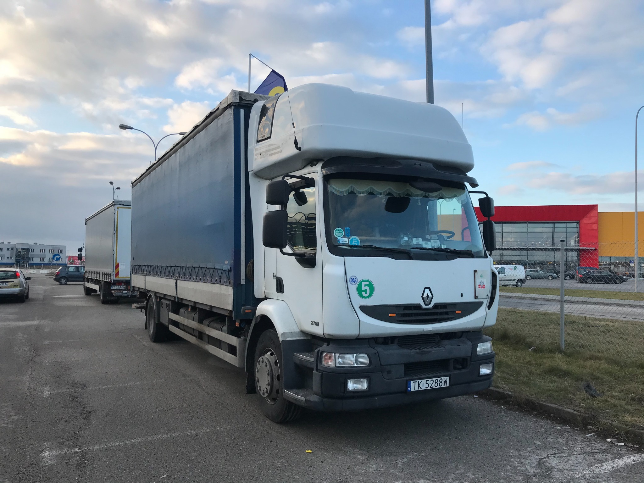 ciężarówka o powierzchni ładownej 840x245x250 z windą załadowczą o udźwigu 1500kg