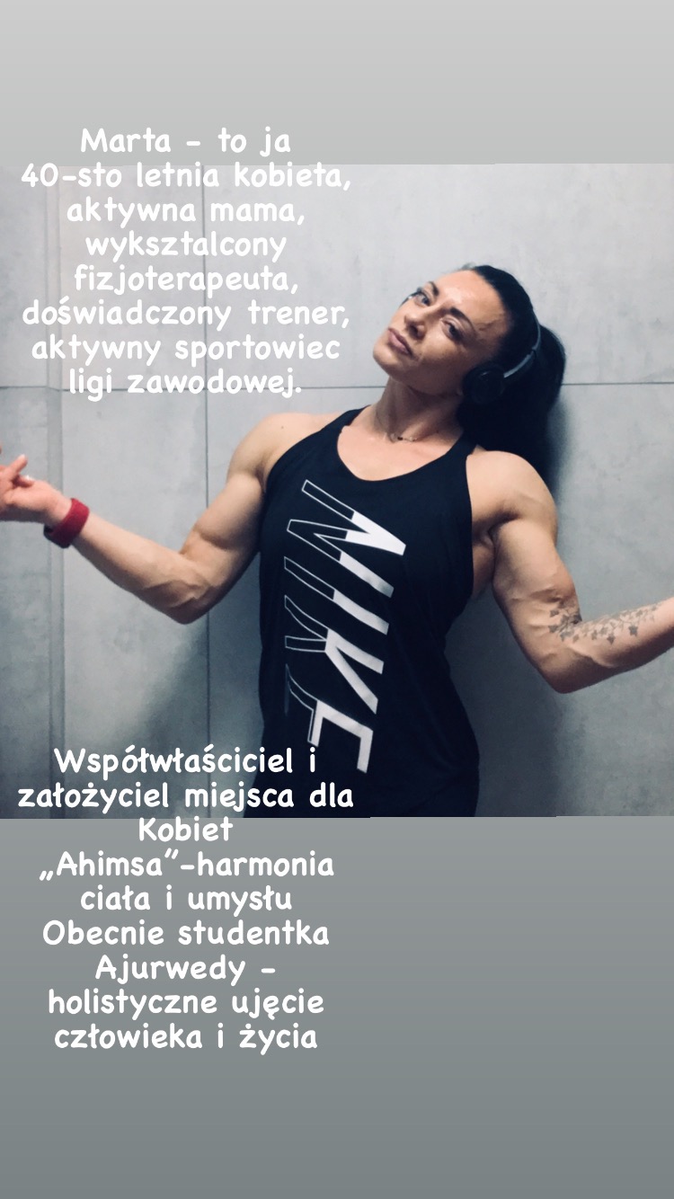 Kobieta w sportowej koszulce Nike, prezentująca umięśnioną sylwetkę, z tekstem o jej doświadczeniu jako fizjoterapeuta i sportowiec ligi zawodowej.
