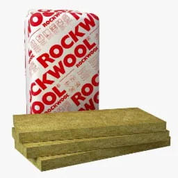 Paczka wełny mineralnej Rockwool z widocznymi instrukcjami montażu i ułożone obok płyty z wełny mineralnej w formacie prostokątnym.