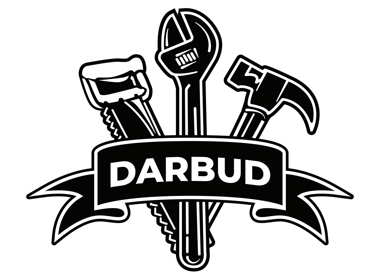 Czarno-białe logo firmy budowlanej 'DARBUD' z grafiką przedstawiającą piłę ręczną, klucz nastawny i młotek.