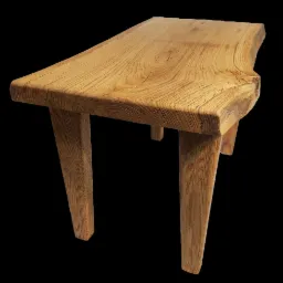 Niski, drewniany taboret z blatem o nieregularnym kształcie krawędzi, wykonany z jasnego drewna z widocznym usłojeniem na czarnym tle.