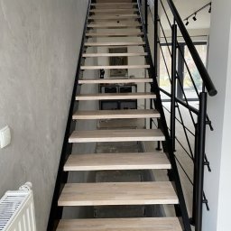 schody z trepami drewnianymi