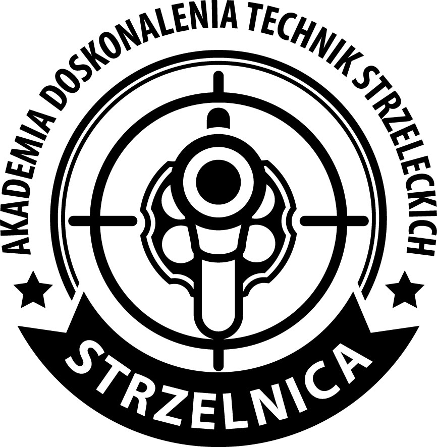 Czarno-białe logo Akademii Doskonalenia Technik Strzeleckich Strzelnica, z pistoletem w celowniku otoczonym okręgiem i gwiazdami.