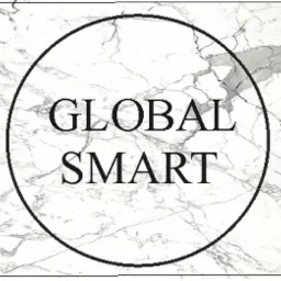 Logo firmy Global Smart na tle imitującym marmur z szarymi żyłkami, umieszczone w czarnym okręgu.