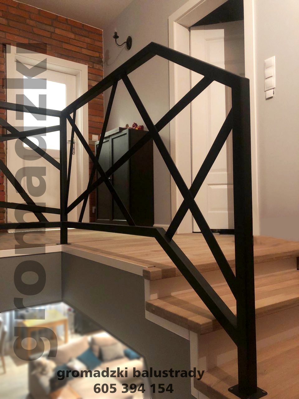 Nowoczesna, czarna balustrada metalowa o geometrycznym wzorze na drewnianych schodach wewnętrznych, widok z dołu, w tle ceglana ściana i białe drzwi.