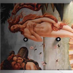 Pracownia Marsala - Fragment ściany z reprodukcją obrazu 'Narodziny Wenus' Botticellego, oświetlony dwoma punktowymi lampami sufitowymi.