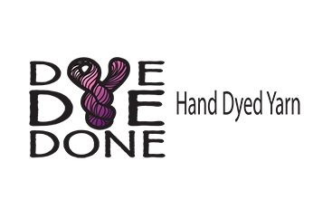 Logo firmy z napisem 'DYE DONE' z motkiem ręcznie farbowanej włóczki w kolorach różu i fioletu wkomponowanym w literę 'Y'.