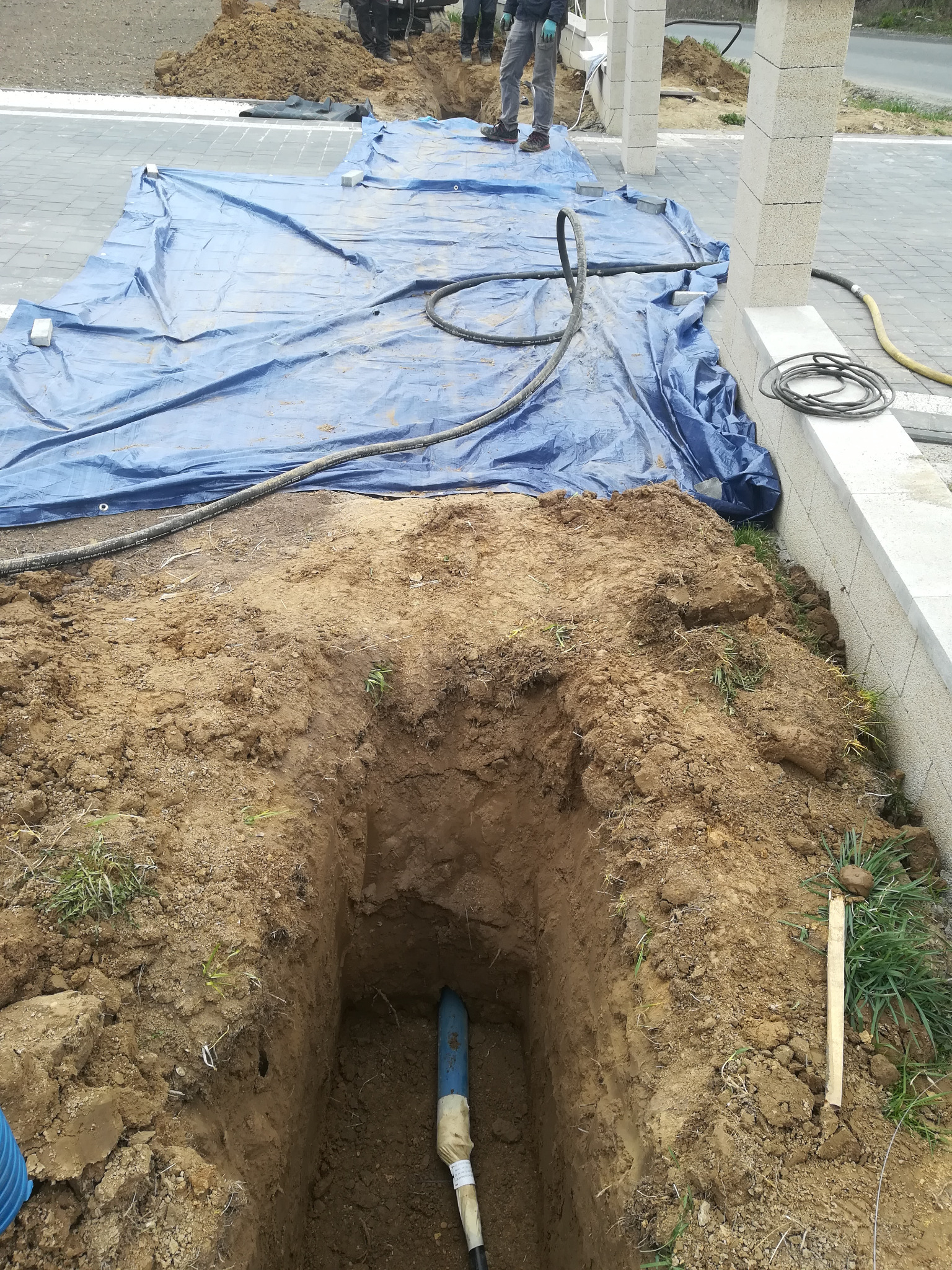 Przepych pod wjazdem,instalacja rur ochronnych