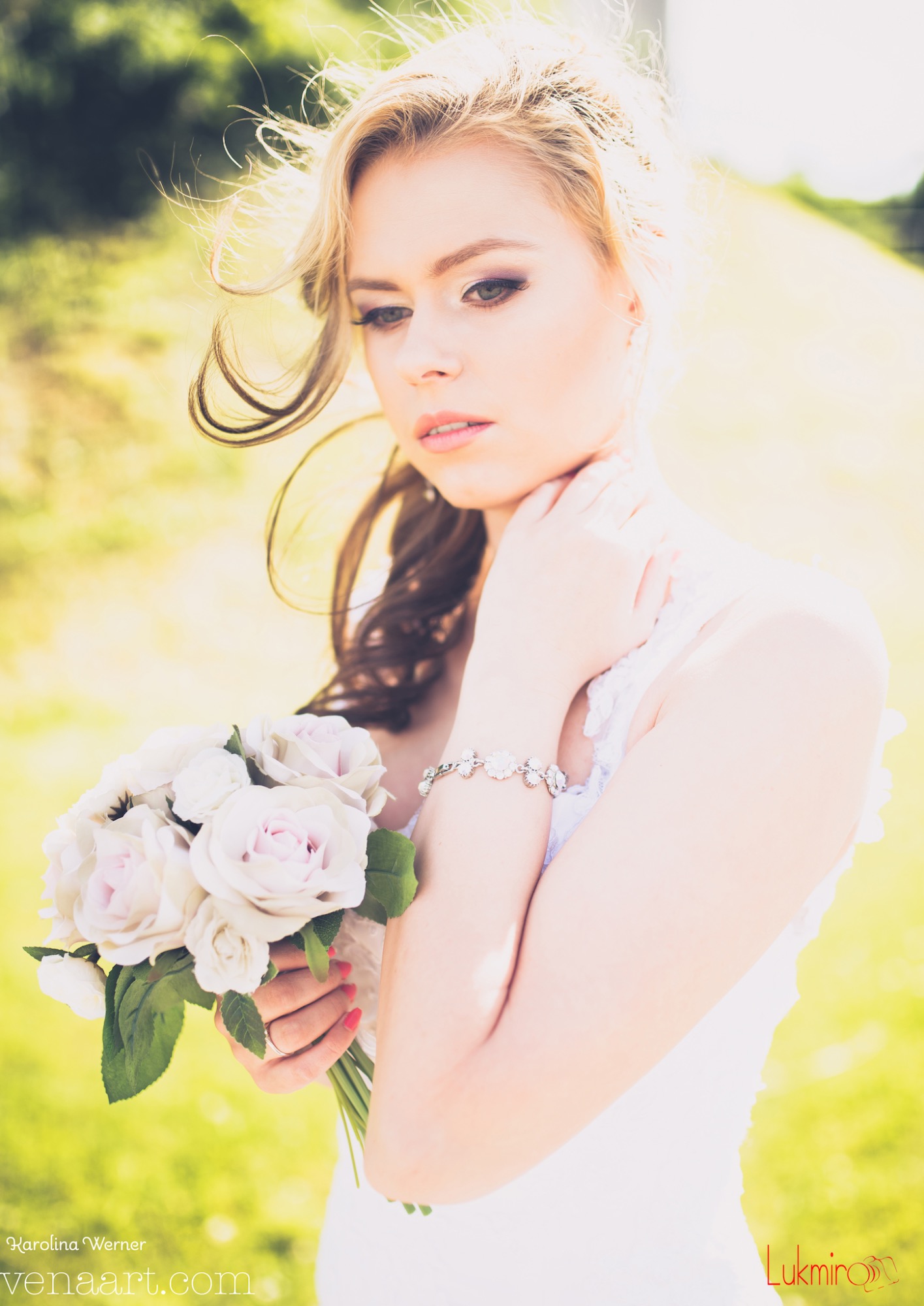 Panna młoda z delikatnym, fioletowym cieniem na powiekach, trzymająca bukiet białych róż, na tle rozmytej zieleni.
