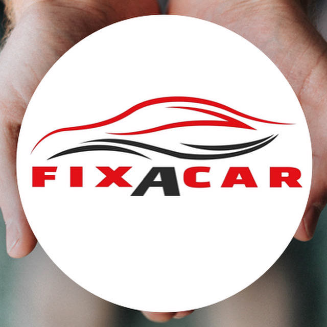 Okrągłe logo 'FIXACAR' z czerwoną sylwetką samochodu i czarnymi liniami, trzymane w dłoniach na rozmytym tle.