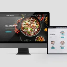 Prezentacja responsywnej strony internetowej firmy cateringowej 'Przyprawione' na monitorze i tablecie, z widocznym menu i ofertą kulinarną.