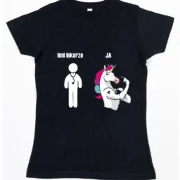 Czarna koszulka z nadrukiem przedstawiającym porównanie lekarza (schematyczna postać) i jednorożca (wizerunek z humorem).