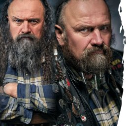 Grupa TWOJE.STUDIO - Portret dwóch brodatych mężczyzn w stylizowanych strojach, z wyrazistym spojrzeniem, na ciemnym tle. Widoczne detale ubioru i akcesoriów.