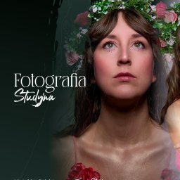 Grupa TWOJE.STUDIO - Portret kobiety z wiankiem na głowie, stylizowany na sesję studyjną. Delikatny makijaż, subtelne oświetlenie, ciemne tło. Widoczne logo studia fotograficznego.