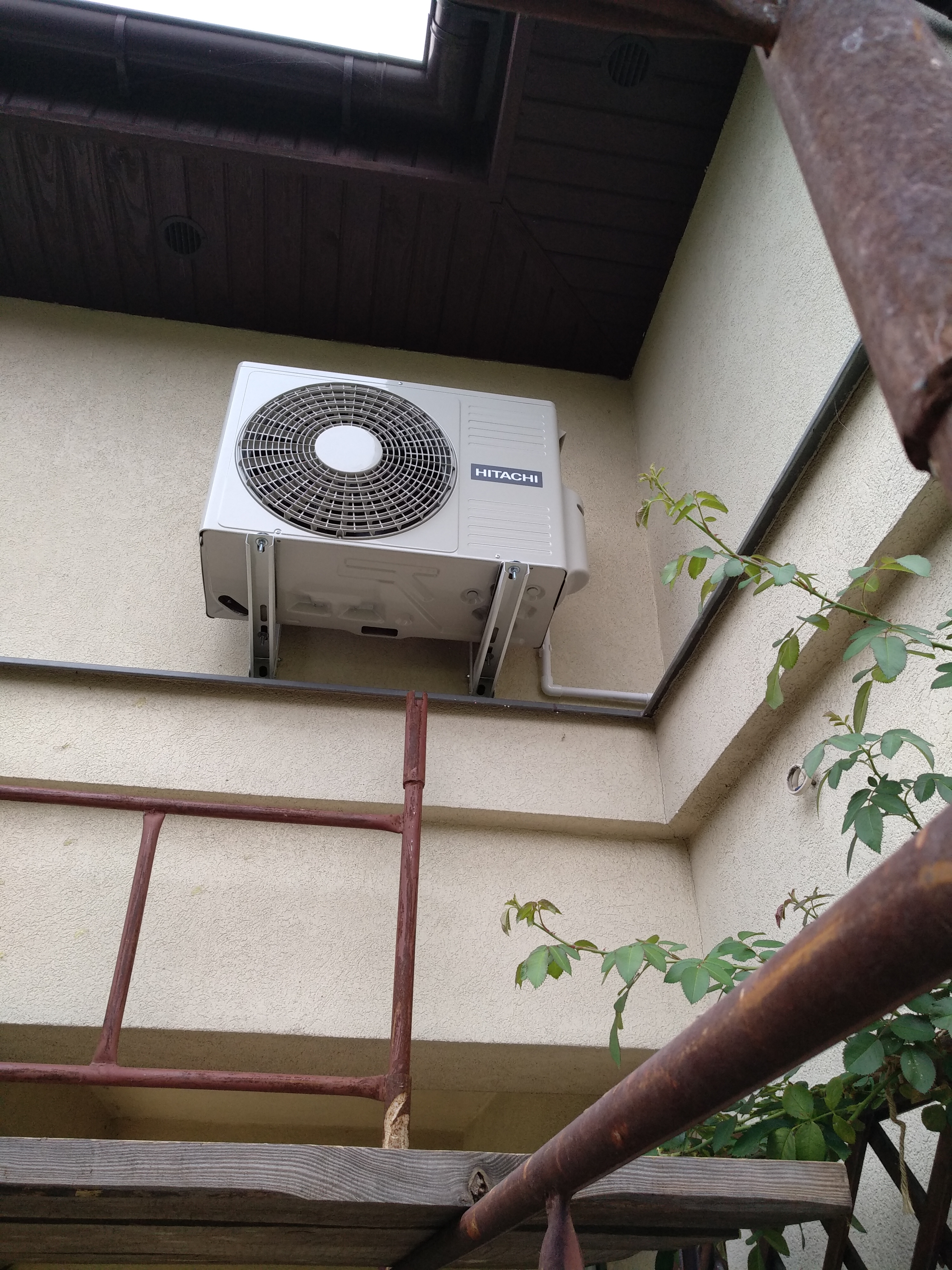 Jednostka zewnętrzna klimatyzatora marki Hitachi
