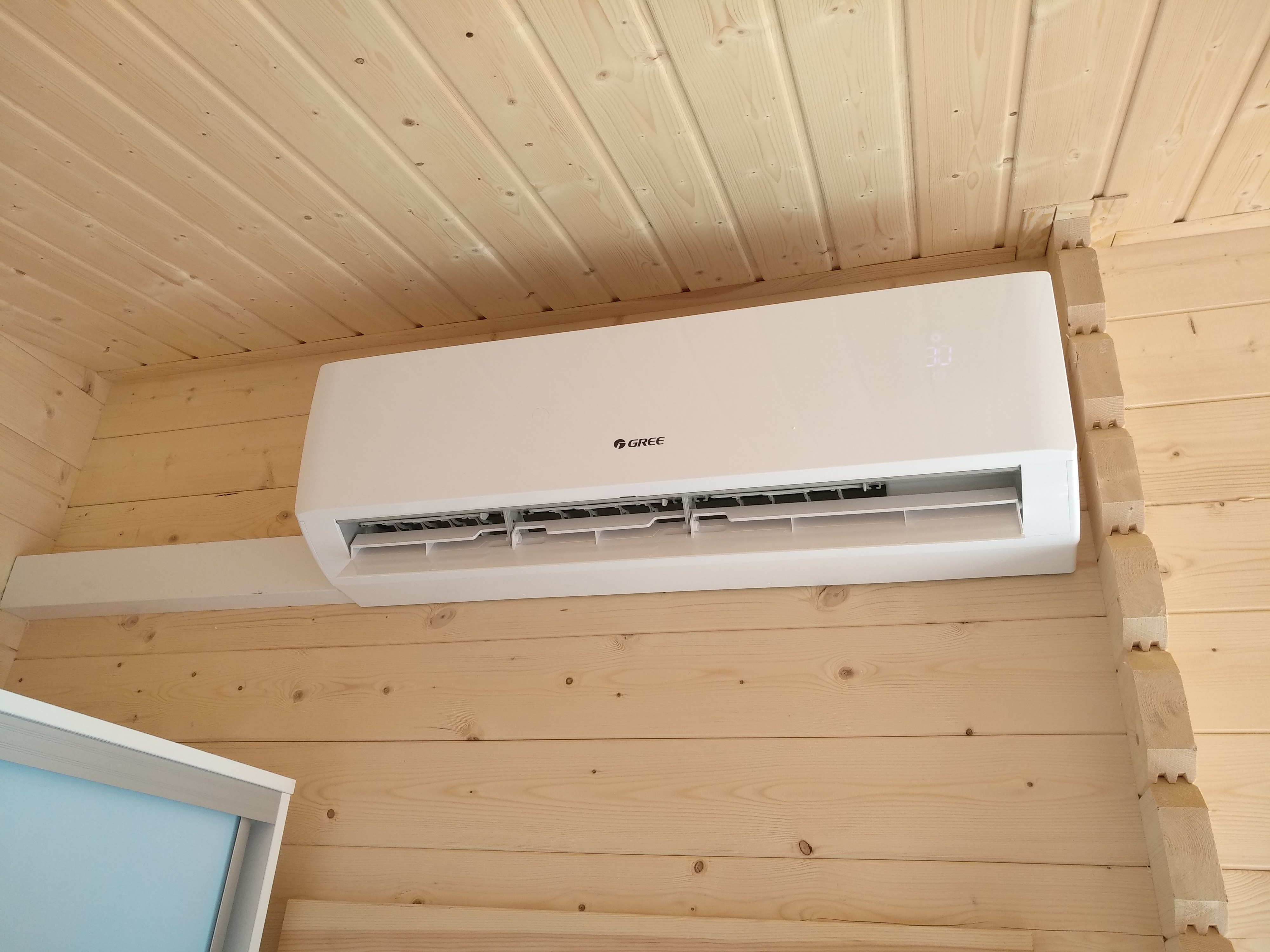 Klimatyzator z przeznaczeniem głównie do grzania w okresie zimowym Gree Lomo Luxury w domku z drewna