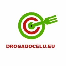 Logo z zielonym celem i widelcem, czerwonym środkiem tarczy oraz adresem strony internetowej drogadocelu.eu w kolorze czerwonym na białym tle.