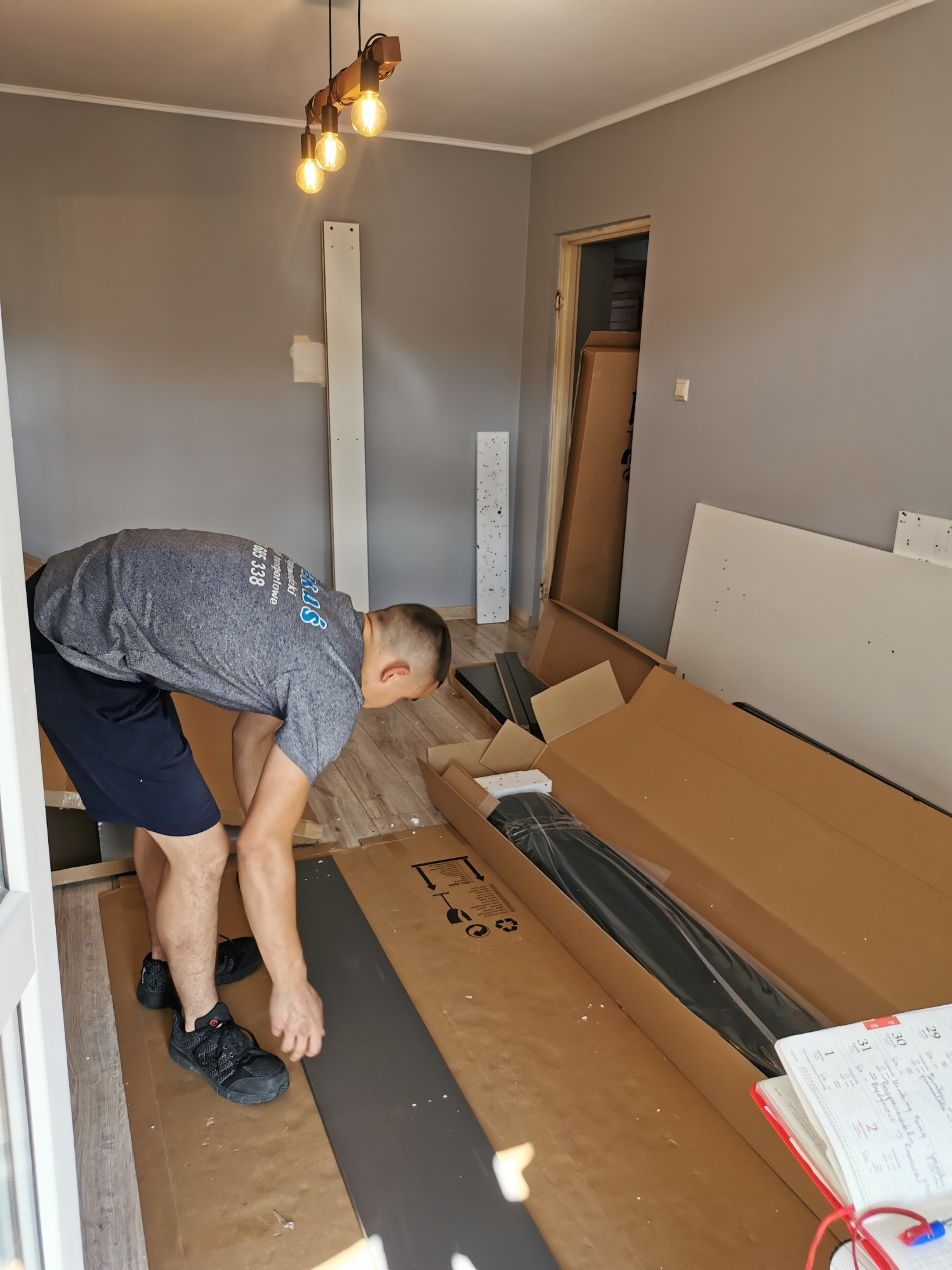 Składanie nowych mebli w domu klienta.