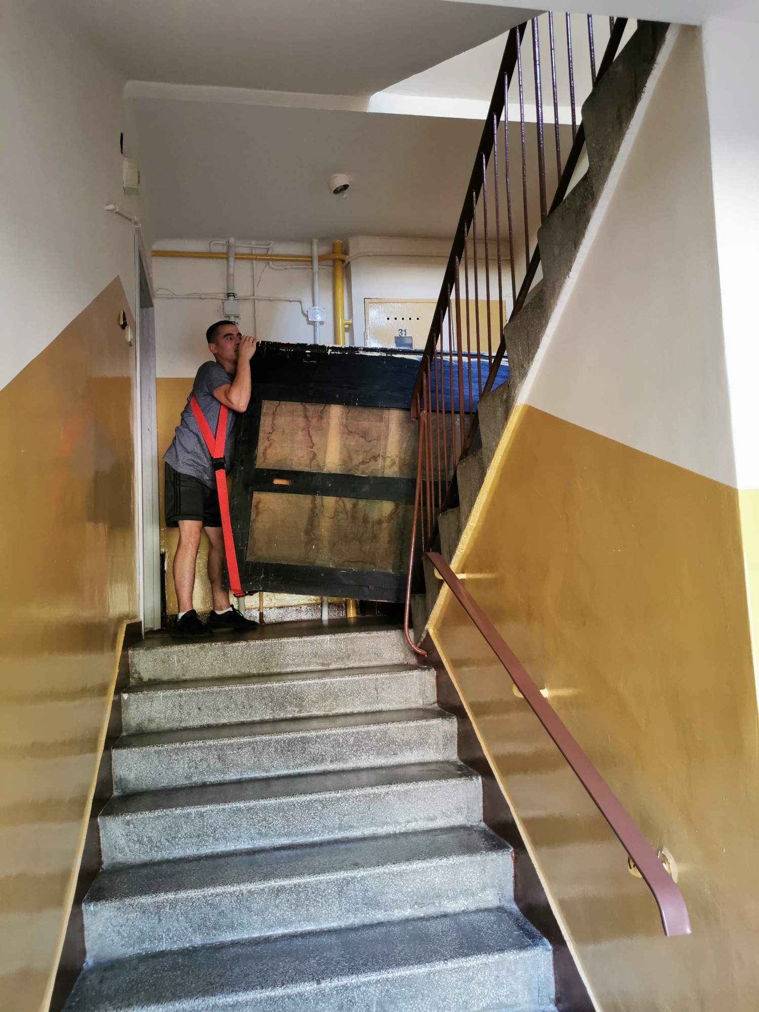 Wynoszenie pianina z drugiego piętra, następnie jego transport.