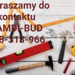 Narzędzia budowlane: poziomica, młotek, miarka, klucz nastawny, kombinerki, ołówek, kątownik i skrobak na tle z tekstem zapraszającym do kontaktu z firmą KAMDI-BUD.