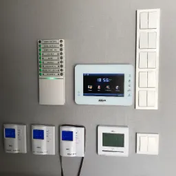 Systemy sygnalizacji włamania i napadu JABLOTRON z automatyką budynkową i kontrolą dostępu