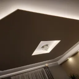 Sufit podwieszany w kształcie rombu z oświetleniem LED po obwodzie i ozdobnym żyrandolem w centrum, widok z dołu.