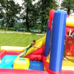 Nasz Zamek Dmuchany z możliwością podłączenia wody.