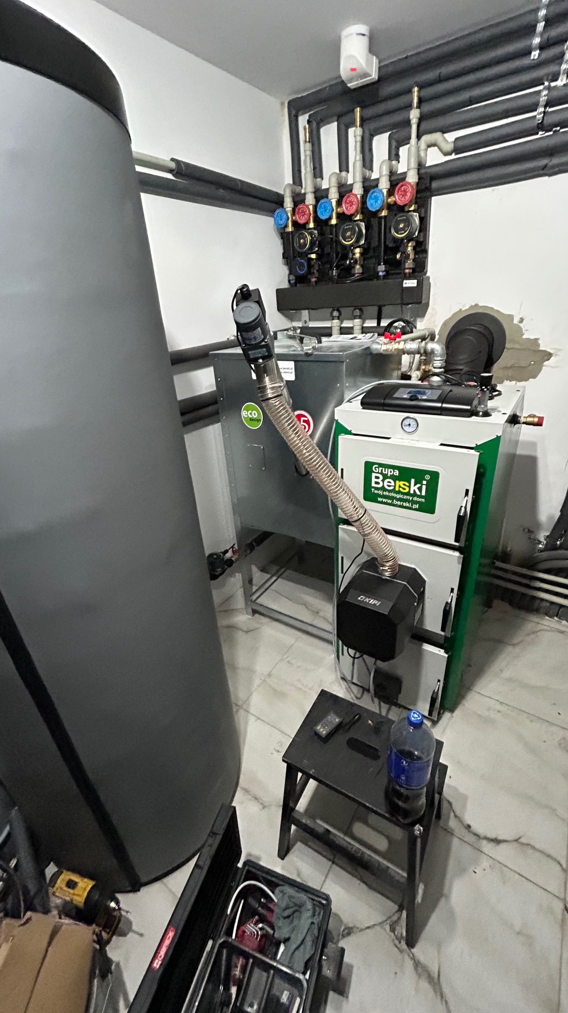 Montaż Hybrydy 2w1 piec na pellet i drewno zgazowane.