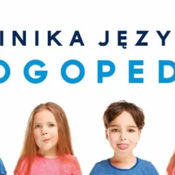 Baner reklamowy kliniki językowej z sześciorgiem dzieci demonstrujących różne ćwiczenia artykulacyjne, na białym tle z niebieskim napisem 'KLINIKA JĘZYKA LOGOPEDA'.