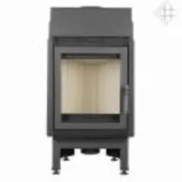 Wkład kominkowy stalowy, prostokątny, z drzwiczkami z szybą, widoczne nóżki i wylot spalin, wnętrze wyłożone jasnym materiałem, na białym tle.