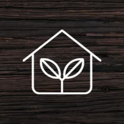 Stylizowany biały kontur domu z rośliną wyrastającą wewnątrz, na tle ciemnego, drewnianego panelu.