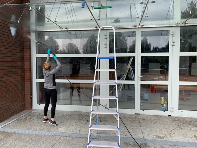 Mycie witryn , okien , zadaszeń. Mycie myjka wysokociśnieniową elewacji oraz kostki .