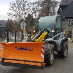 Kramer 680 w konfiguracji z pługiem 3m z zmienna geometrią samasz