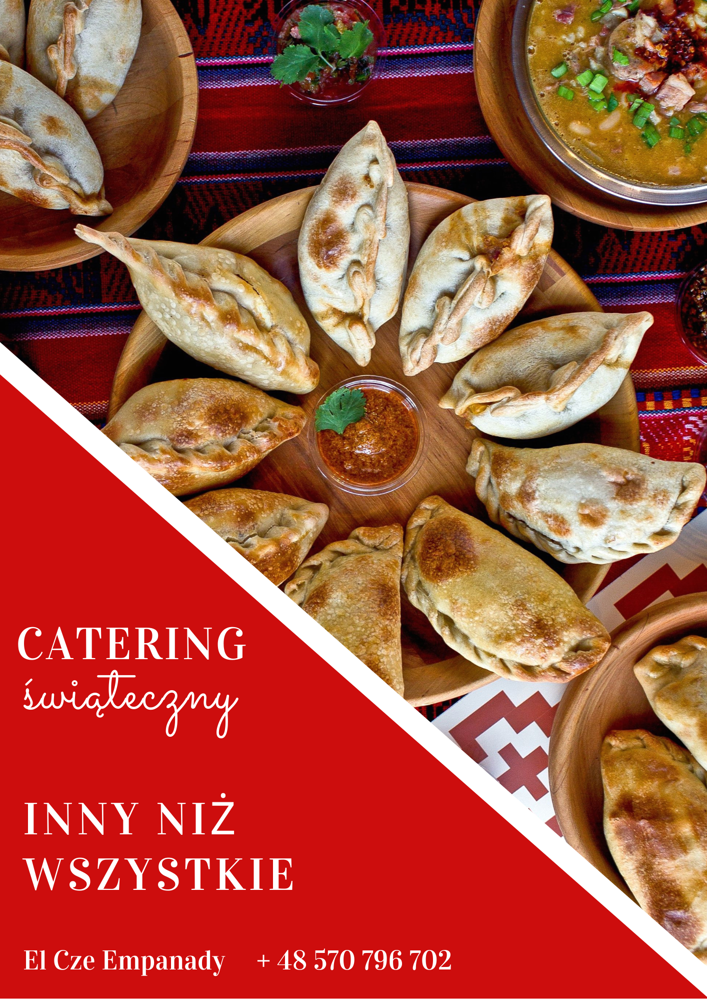 Widok z góry na drewniane misy z empanadami i sosem na tle czerwonej tkaniny w etniczne wzory, prezentacja oferty cateringowej w Warszawie.