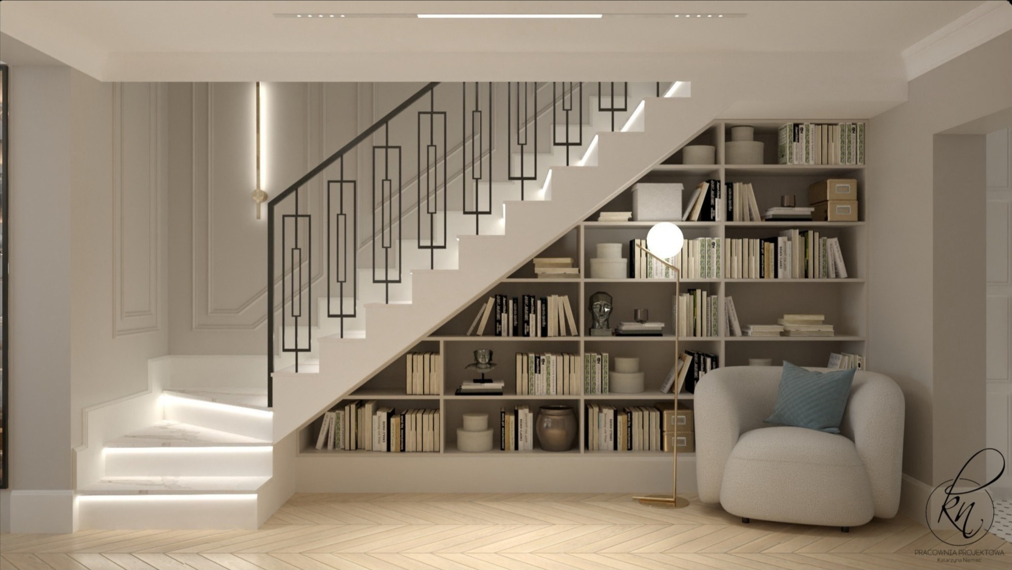 Białe schody z podświetlanymi stopniami i czarną, geometryczną balustradą, pod którymi znajduje się regał z książkami i dekoracjami, obok fotel z niebieską poduszką i lampa podłogowa.