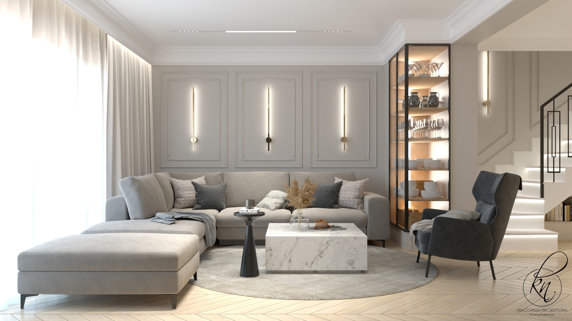 Elegancki salon w odcieniach szarości z narożną sofą, marmurowym stolikiem kawowym i przeszkloną witryną z zastawą stołową, oświetlony pionowymi lampami ściennymi i naturalnym światłem z okna.