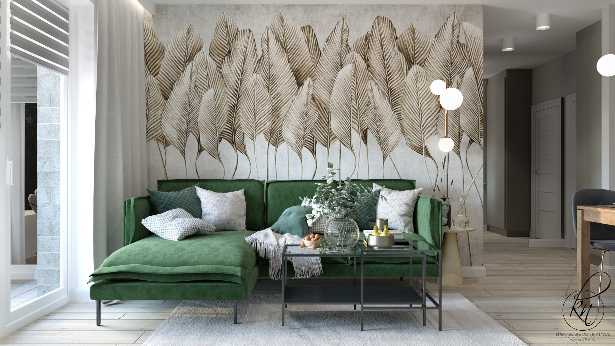 Salon z zieloną sofą narożną, tapetą w motywy roślinne, szklanym stolikiem kawowym i lampą wiszącą z kulistymi kloszami.