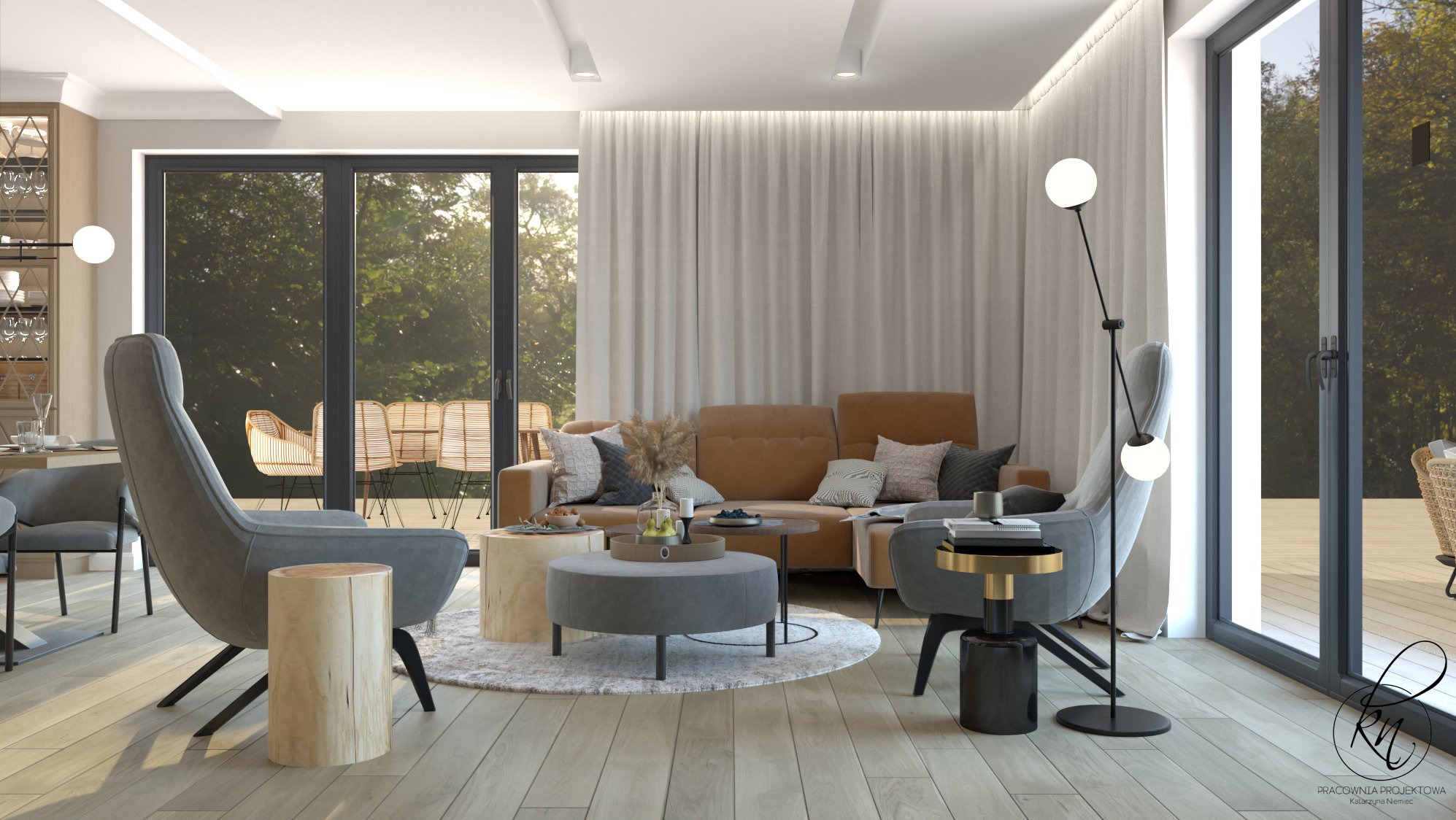 Jasny salon z drewnianą podłogą, brązową sofą, szarymi fotelami, okrągłym dywanem i stolikami kawowymi z drewnianymi blatami, widok na taras przez duże okno.