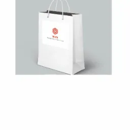 Biała torba papierowa z logo firmy WIN i hasłem 'Twoje potrzeby w centrum uwagi' na szarym tle.