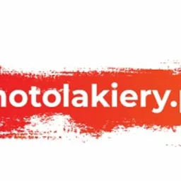 Logo firmy motolakierzy.pl na pomarańczowo-czerwonym, rozmytym tle.