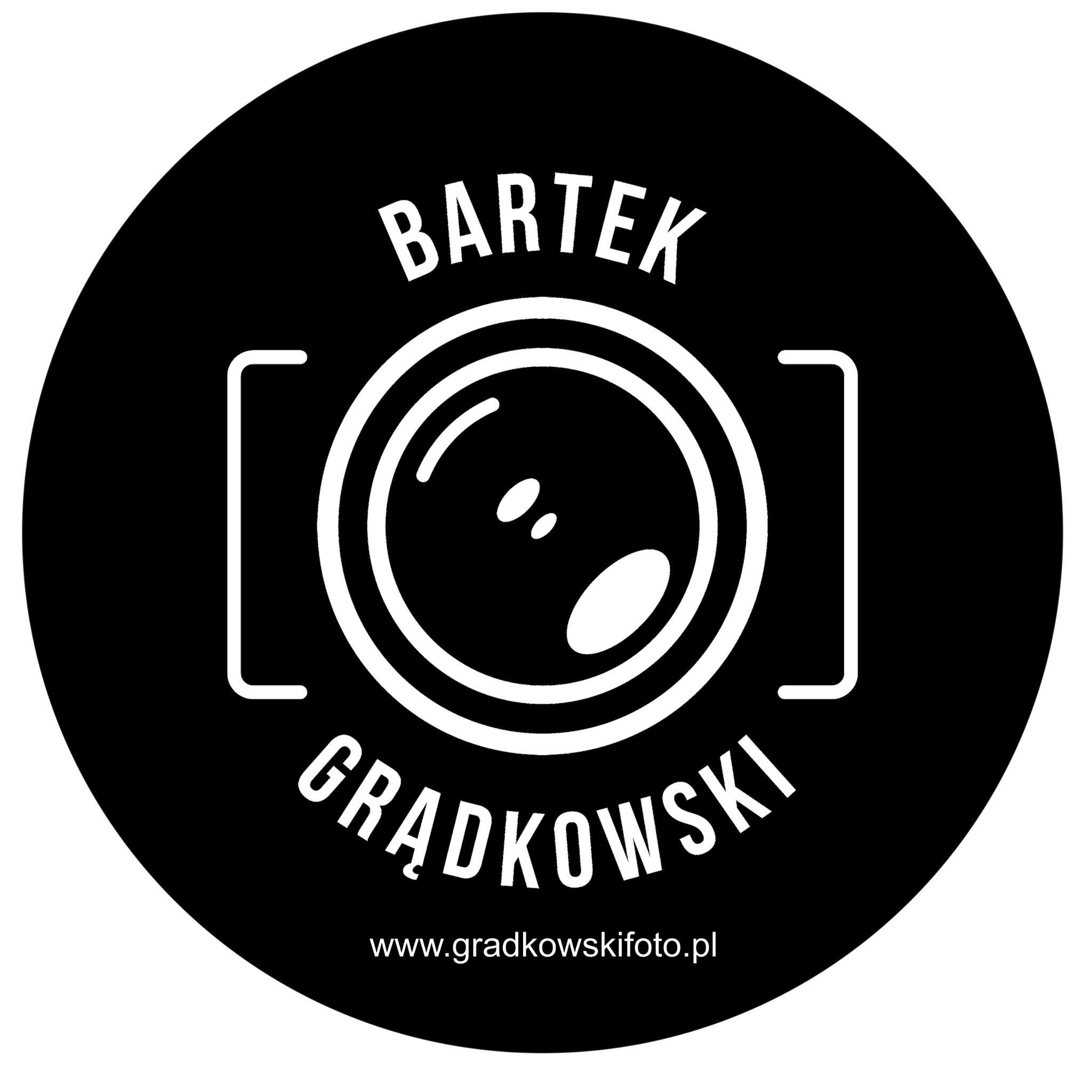Logo fotografa Bartek Grądkowski z elementem obiektywu i adresem strony www.grdkowskifoto.pl na czarnym tle.
