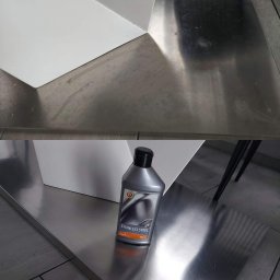 JUŻ w PORZĄDKU - Zdjęcie typu 'przed i po' czyszczenia stali nierdzewnej. Na dolnym ujęciu butelka środka czyszczącego. Widoczne różnice w połysku powierzchni.