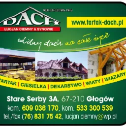 Reklama firmy dekarskiej z logo, adresem, numerami telefonów i hasłem 'Solidny dach na całe życie', prezentująca realizacje: budynek z czerwonym dachem, drewnianą konstrukcję dachu i tartak.