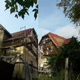 Dwa ujęcia domu w trakcie remontu dachu z rusztowaniami, częściowo zakryte plandekami, widoczne nowe dachówki, elementy konstrukcji dachu, drzewa w tle.