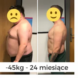 Mężczyzna przed i po metamorfozie sylwetki, utrata 45kg w 24 miesiące, widoczne zmiany w postawie i budowie ciała, tatuaż leśny na ramieniu po prawej stronie.
