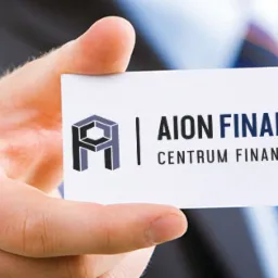 Mężczyzna w garniturze trzyma wizytówkę firmy AION Finanse Centrum Finansowe.